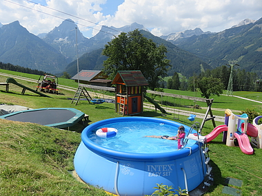 zeigt den Soft-Pool mit Bergblick