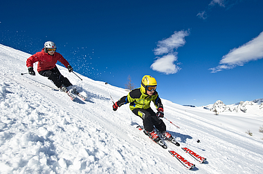 zeigt zwei Skifahrer in Action