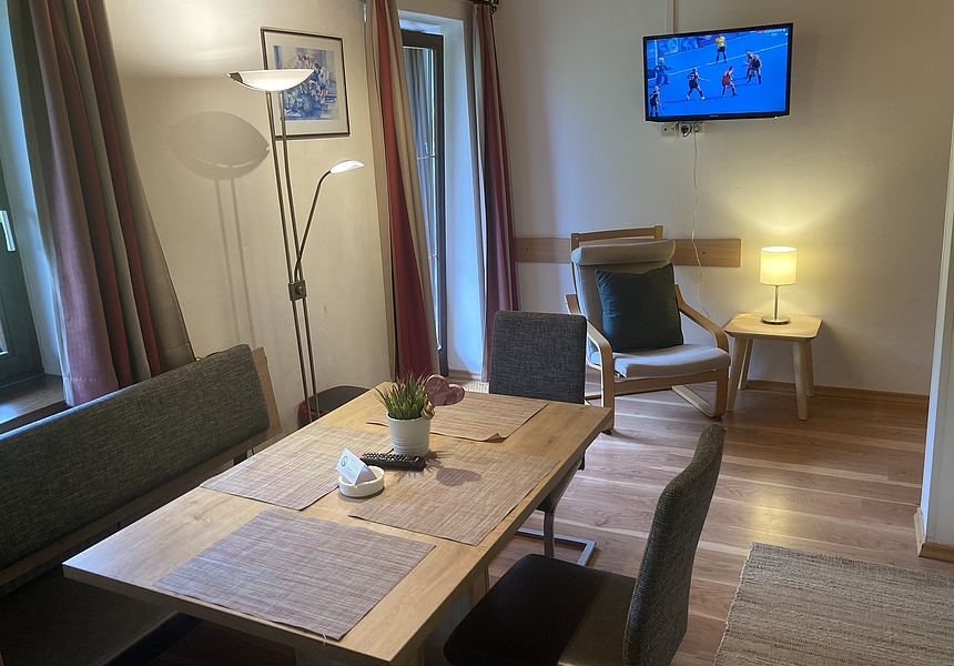 zeigt TV & Ausgang auf den Balkon