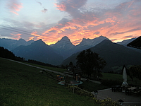 zeigt den Sonnenuntergang am Sturmgut