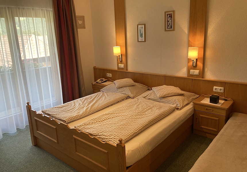Kinderzimmer mit Verbindungstüre zm Elternzimmer