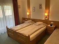 Kinderzimmer mit Verbindungstüre zm Elternzimmer