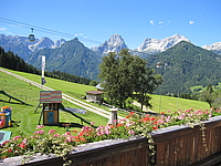 Balkonblick vom Zimmer Feuerlilie