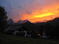 zeigt den Abendhimmel nach einem Gewitter