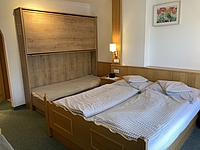 zeigt das Doppelbett und Stockbett vom Kinderzimmer