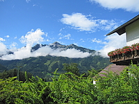 Kleiner Priel mit Wolkenfetzen