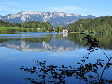 zeigt den Gleinkersee mit dem Hohen Nock