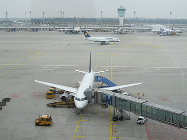 Flugplatz München mit Flugzeug
