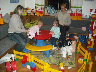 Mütter mit Kindern im Spielzimmer