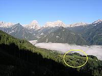zeigt das Anwesen Sturmgut bei Morgennebel