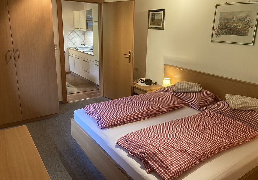 zeigt den Blick vom Schlafzimmer ins Wohnzimmer