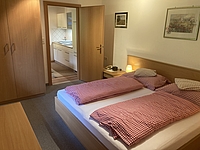 zeigt den Blick vom Schlafzimmer ins Wohnzimmer