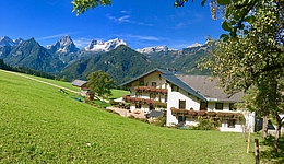 Ansicht vom Berghof Sturmgut mit den Bergen