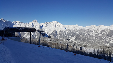 zeigt die Bergstation der Hirschkogelbahn