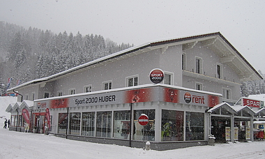 zeigt das Kaufhaus Huber im Winter