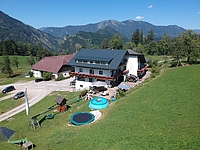 zeigt den Spielplatz direkt am Haus