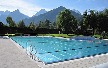 zeigt das Schwimmbecken vom Freibad Hinterstoder