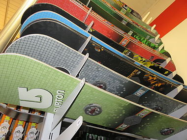 zeigt die Snowboardauswahl im Verleih