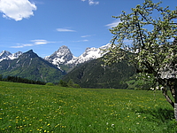 zeigt das Prielmassiv im Frühjahr