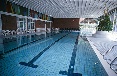 zeigt die Innenansicht vom Hallenbad in Spital am Pyhrn