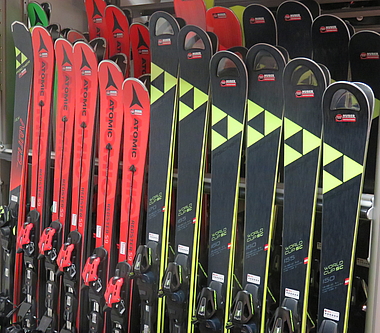 zeigt Skier im Skiverleih
