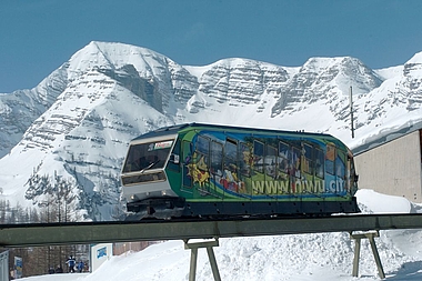 zeigt dei Standseilbahn der Wurzeralm