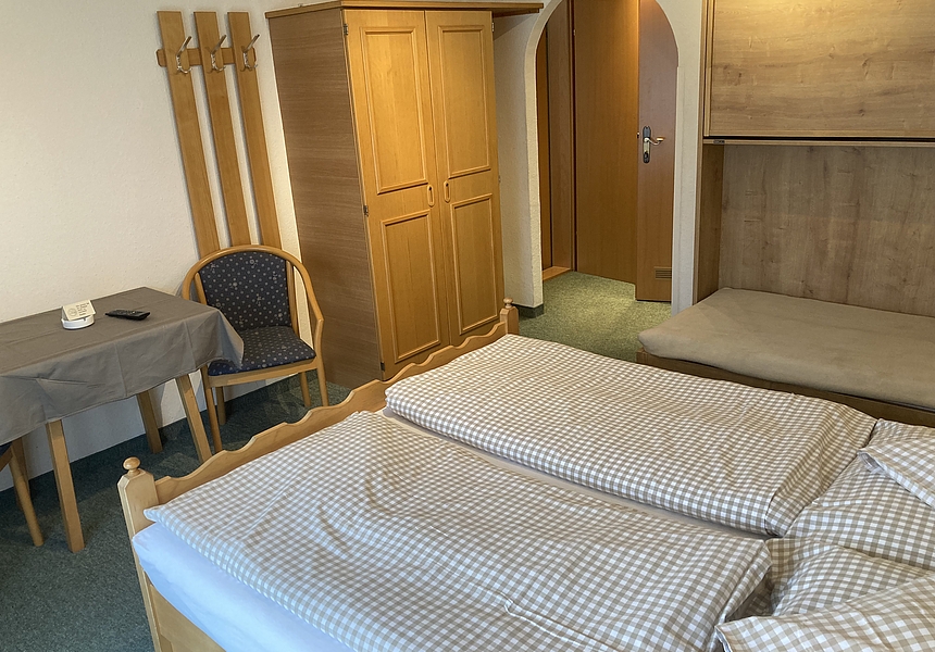 zeigt den Durchgang vom Kinderzimmer ins Elternzimmer