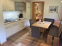 zeigt die Küchenzeile im Wohnzimmer 