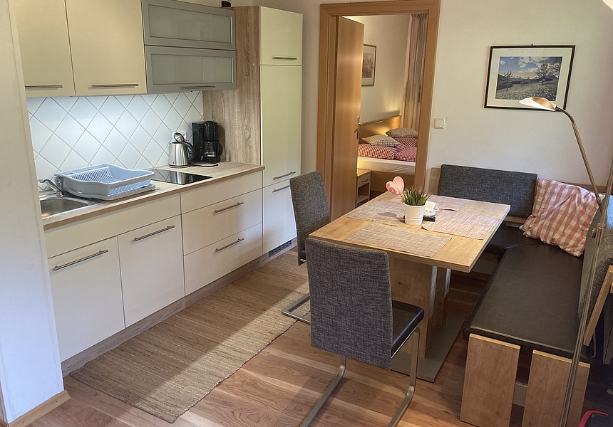 zeigt die Küchenzeile im Wohnzimmer 